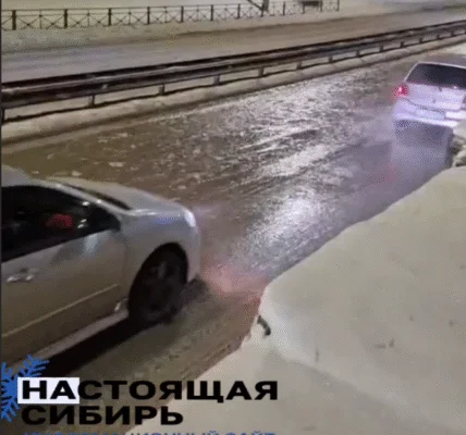 В Иркутске улицу залило из-за прорыва