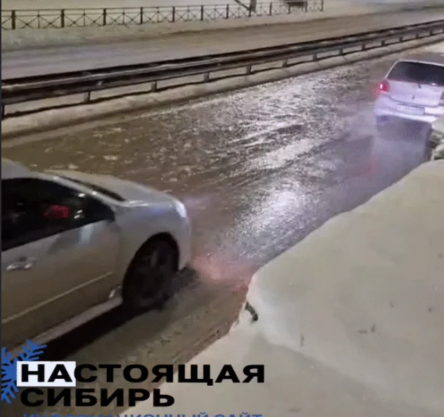 В Иркутске улицу залило из-за прорыва