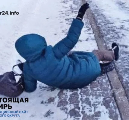 Жительница Барнаула упала на неочищенном от наледи тротуаре и получила тяжёлую травму